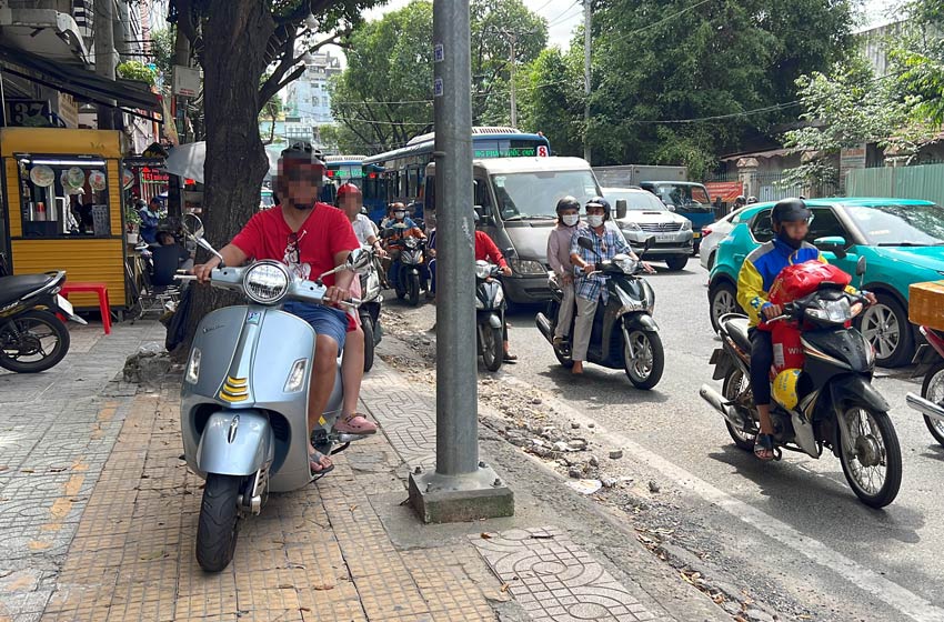 Du cho tre em, xe may nay van vo tu di tren via he tai duong Xuan Hong, quan Tan Binh. Anh: Quynh Nhu