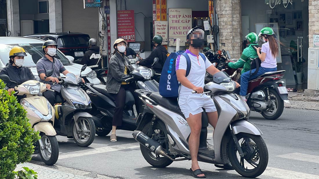 Xe may dung cho den do ngay tren vach qua duong cho nguoi di bo, tai duong Pham Van Hai, quan Tan Binh. Anh: Quynh Nhu