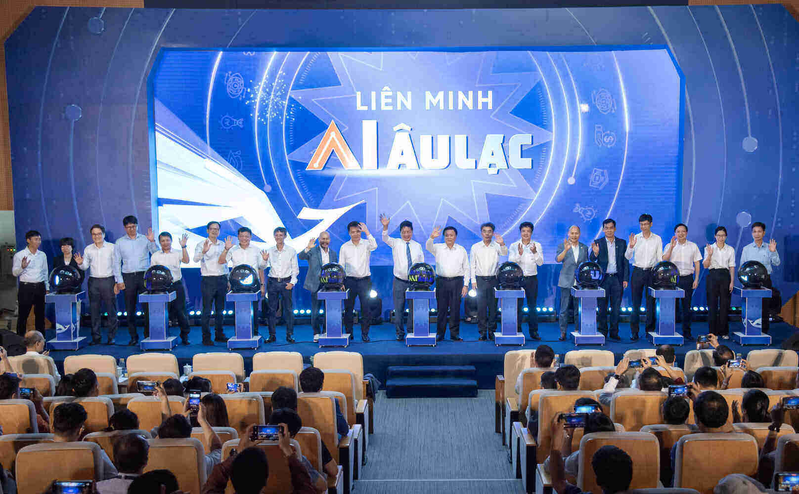 Cac thanh vien Lien minh AI Au Lac thuc hien nghi thuc ra mat trong su kien sang ngay 20.6.2025. Anh: Momo