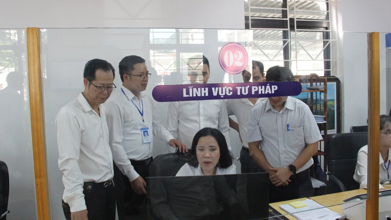 Lanh dao TP Son La kiem tra hoat dong bo phan tu phap. Anh: Lam Giang