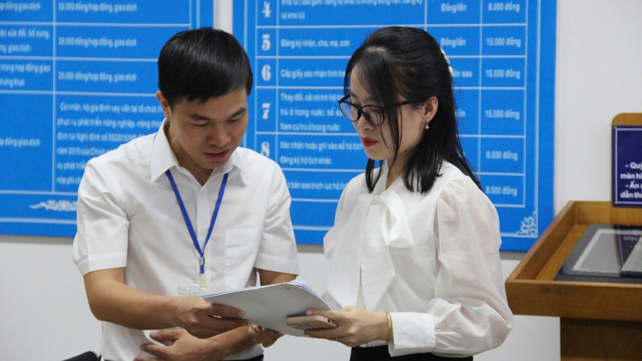 Huong dan nguoi dan hoan thien thu tuc hanh chinh. Anh: lam Giang