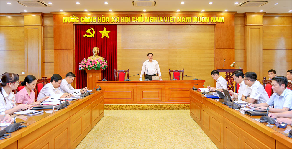Ông Trần Duy Đông, Chủ tịch UBND tỉnh Vĩnh Phúc chủ trì hội nghị. Ảnh Khánh Linh