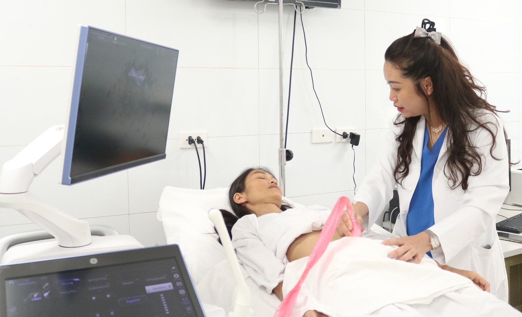 Doctors at the Central Obstetrics and Gynecology Hospital examine patient T. Photo: BVCC
