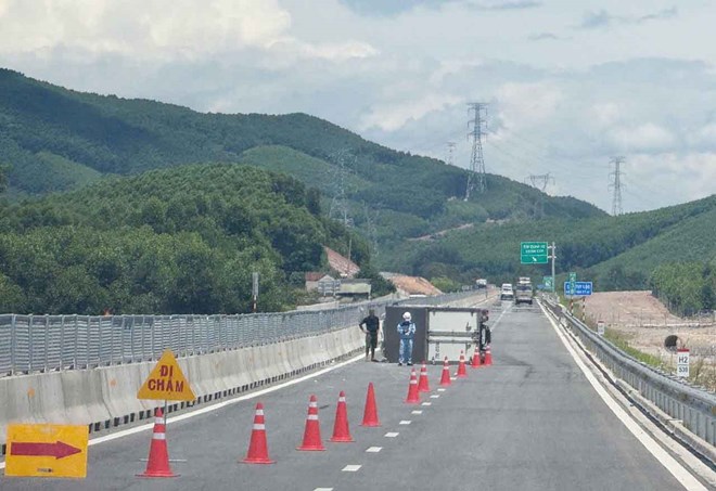 Xe tải lật trên cao tốc Hà Tĩnh, chắn một làn đường