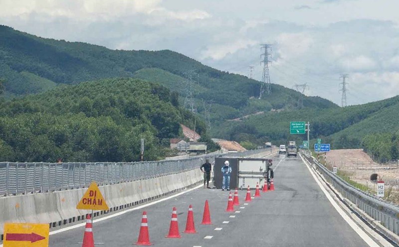 Scene of the truck overturning accident on the Ham Nghi - Vung Ang expressway. Photo: Duc Tuan.