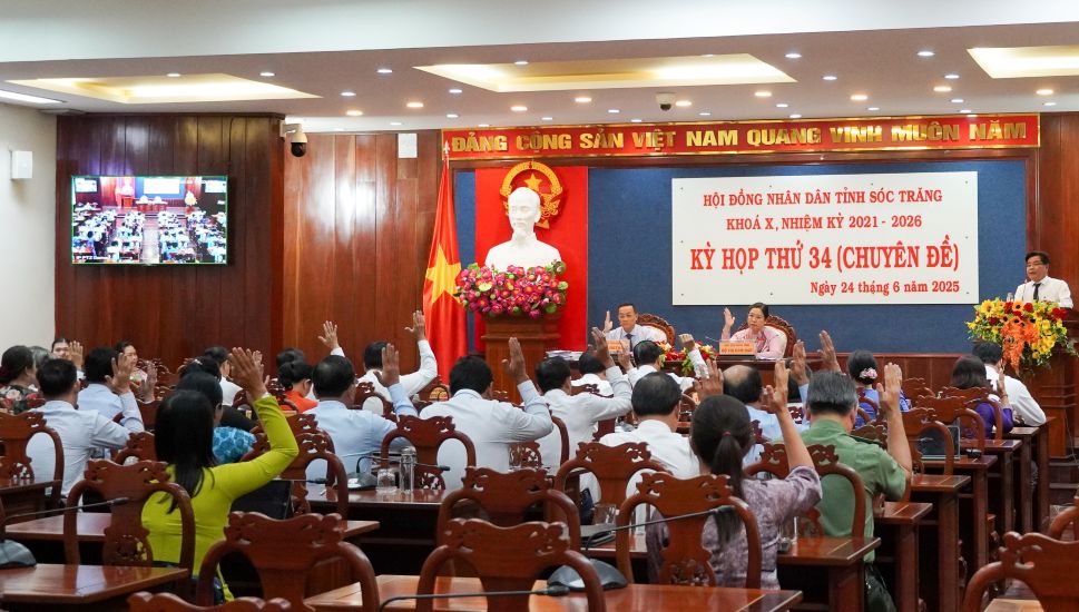 Cac dai bieu HDND tinh Soc Trang bieu quyet thong qua cac nghi quyet. Anh: Phuong Anh