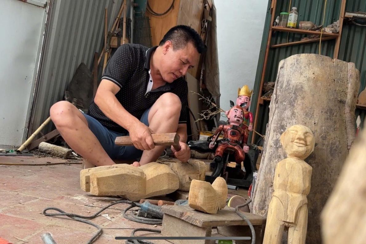 Nghe nhan Nguyen Van Phi miet mai voi tung duong duc, net khac tren than go. Anh: Phuong Anh
