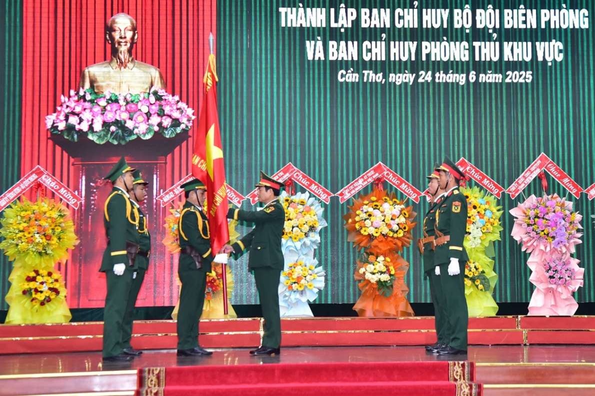 Dai tuong Nguyen Tan Cuong trao Quan ky Quyet thang cho Ban chi huy BDBP cac tinh, thanh pho. Anh: Quang Duc