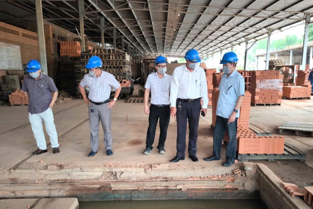 The Trade Union inspected and supervised My Xuan Brick and Tile Company. Photo: Nguyen Thong