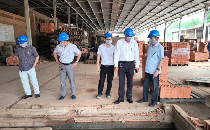 The Trade Union inspected and supervised My Xuan Brick and Tile Company. Photo: Nguyen Thong