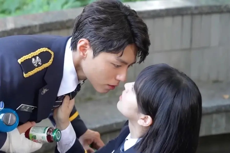 Park Bo Gum - Kim So Hyun en la pelicula Landmaster. Foto: Fabricante/Netflix