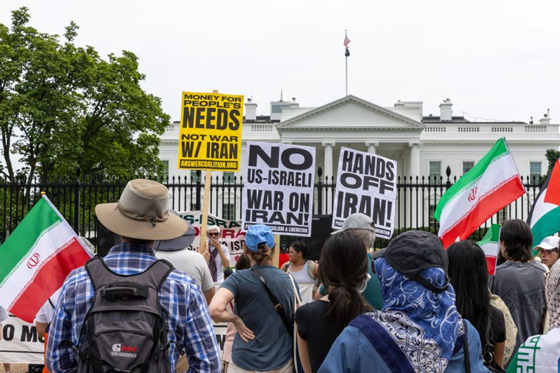 Los manifestantes se reunieron frente a la Casa Blanca el 22 de junio para protestar por el ataque aereo irani de los Estados Unidos. Foto: Xinhua