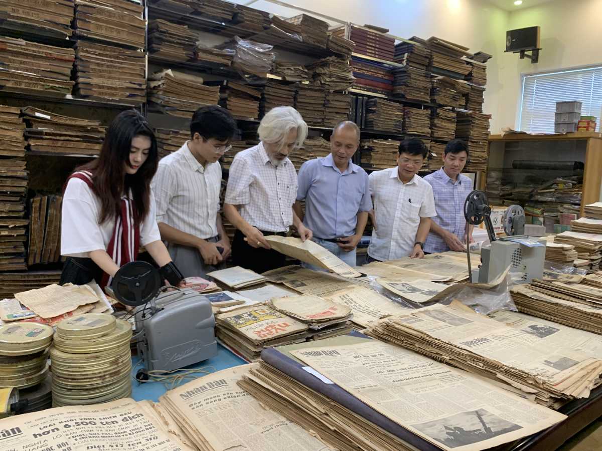 The area of the paper newspaper archive of Mr. Nguyen Phi Dung. Photo: Ha Vi