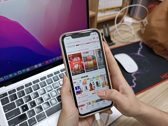 A knot in controlling counterfeit goods at e-commerce hotspots.