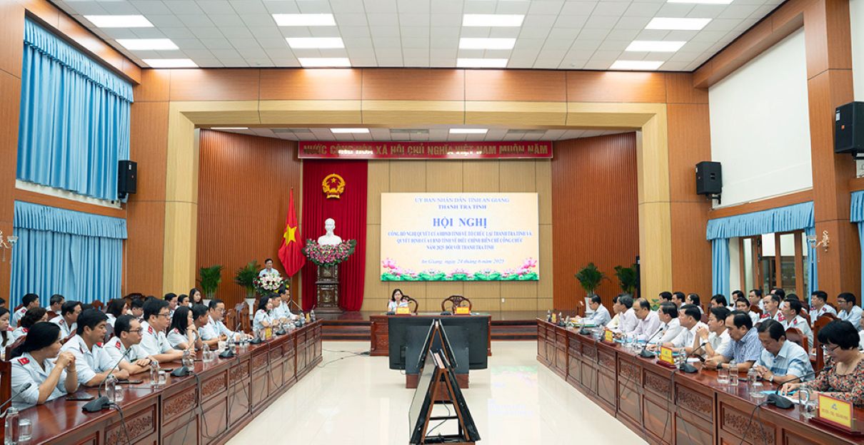 Hoi nghi cong bo Nghi quyet va quyet dinh chinh bien che cong chuc nam 2025 doi voi Thanh tra tinh An Giang. Anh: Cong thong tin tinh An Giang