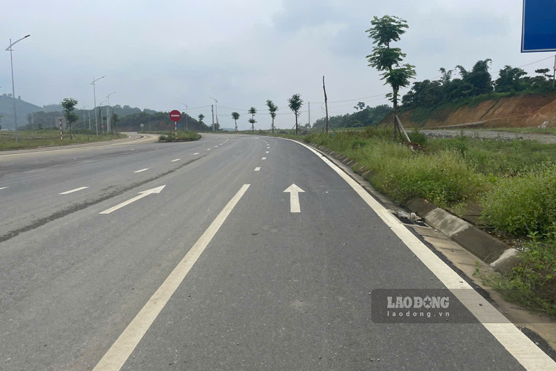 Thảm nhựa phẳng lì trên tuyến đường Tỉnh lộ 156 bên bờ sông Hồng ở Lào Cai. Ảnh: Đinh Đại
