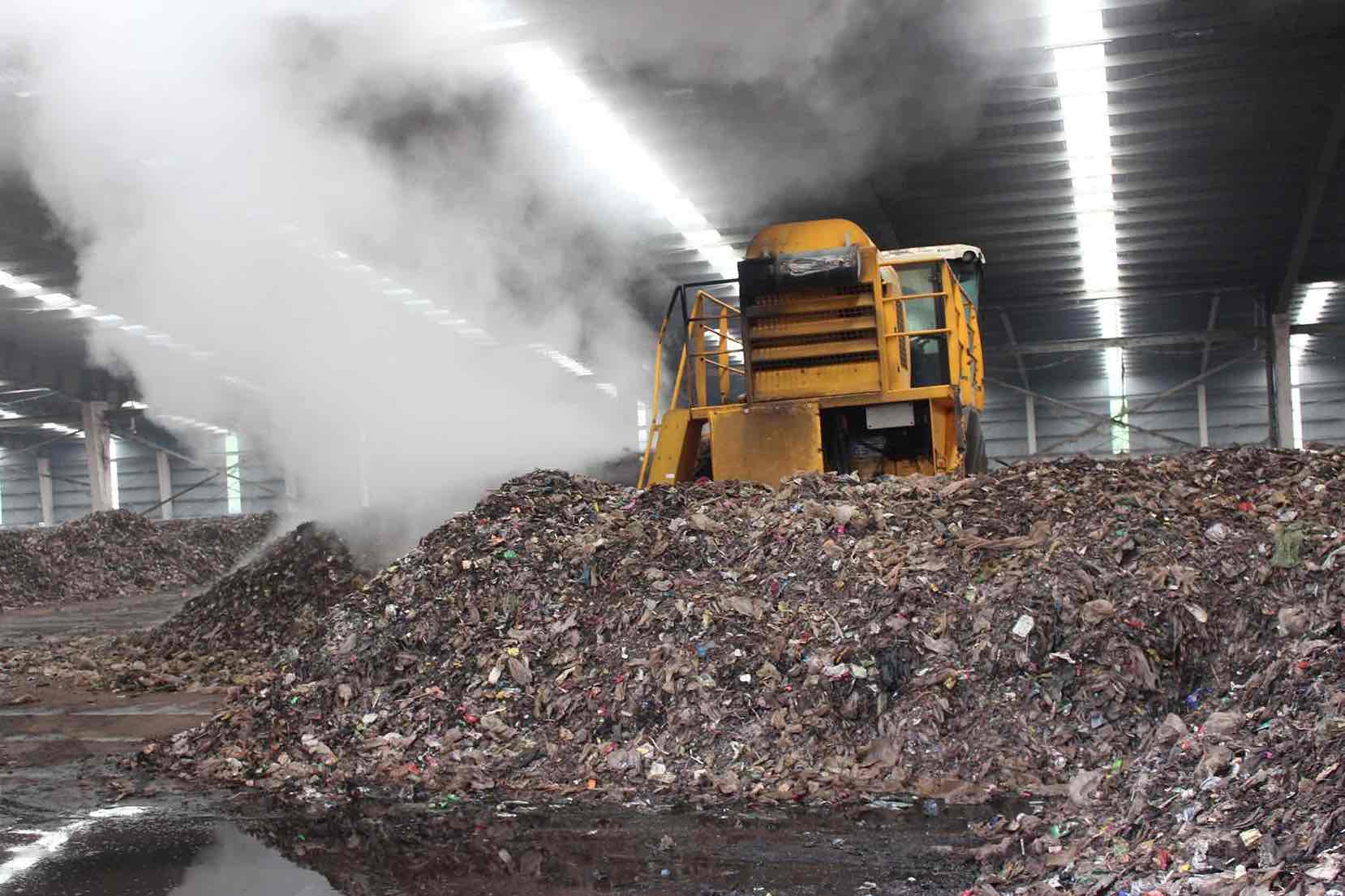Thousands of tons of waste are left behind, the largest waste treatment area in Dong Nai province is overloaded. Documentary photo: HAC