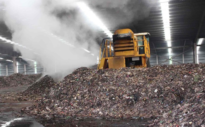 Thousands of tons of waste are left behind, the largest waste treatment area in Dong Nai province is overloaded. Documentary photo: HAC