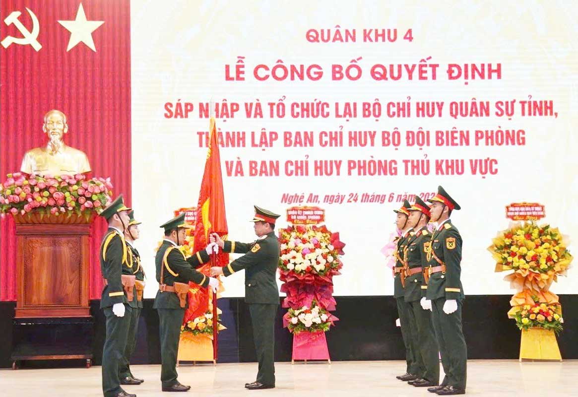 The ceremony to announce the decision to merge and reorganize the Provincial Military Command, establish the Border Guard Command and the Regional Defense Command of 5 provinces and cities in Military Region 4. Photo: Duong Hoang