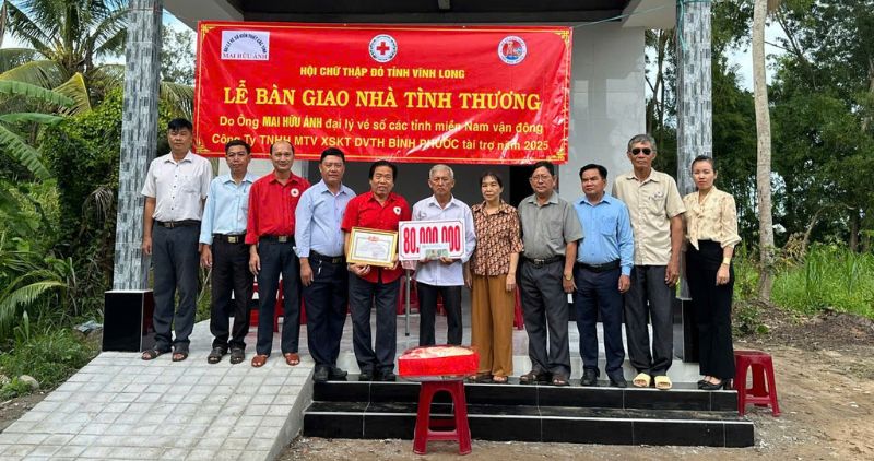 Vinh Long Red Cross Hand sobre 6 casas de luto a hogares pobres. Foto: Hoang loc