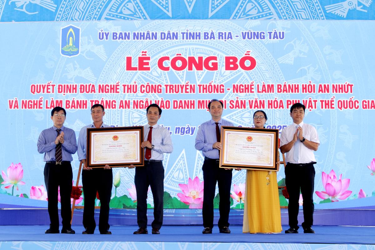 Representatives of the Department of Cultural Heritage and provincial leaders presented the certificate to the locality. Photo: Thanh An
