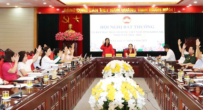Los delegados realizaron una negociacion y eleccion unificada de 4 titulos de vicepresidente del Comite del Frente de la Paterna de Vietnam de la Provincia de Son La para el termino 2024 - 2029. Foto: Hai Duong Duong Duong