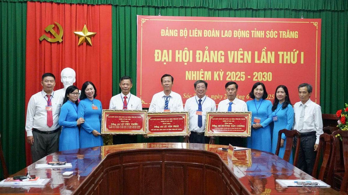 Dai hoi tang qua cho cac dong chi thoi tham gia Ban chap hanh Dang bo LDLD tinh Soc Trang. Anh: Phuong Anh