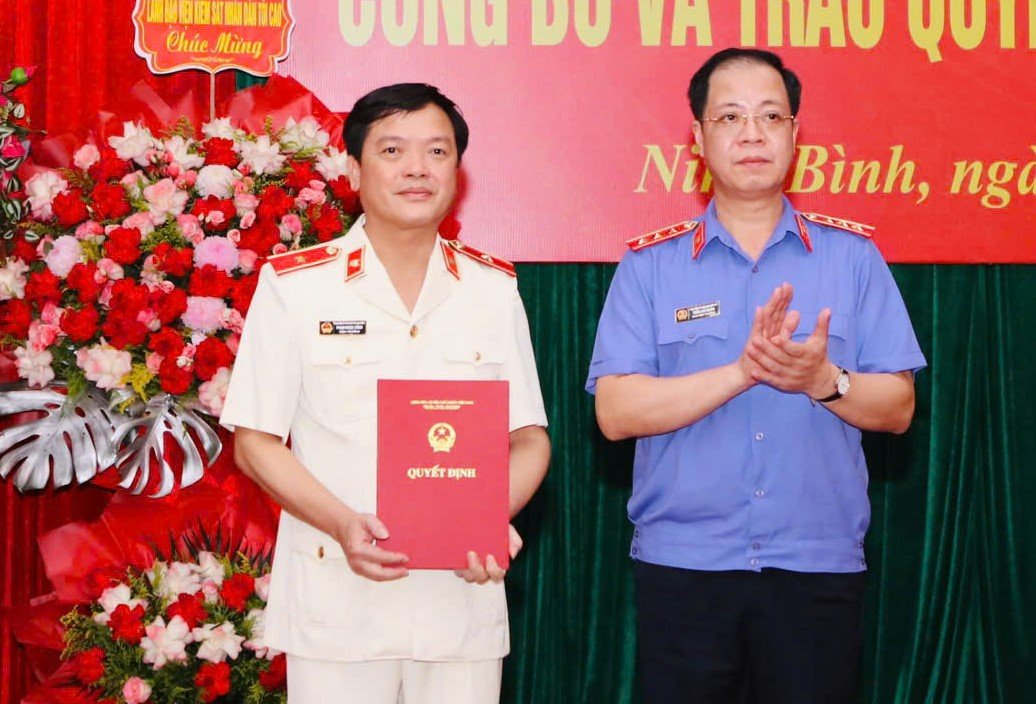 Mr. Tran Hai Quan (right) - Deputy Chief Prosecutor of the Supreme People's Procuracy presented the decision to appoint Mr. Pham Ngoc Canh to the position of Chief Prosecutor of the new Ninh Binh Provincial People's Procuracy. Photo: Xuan Hung