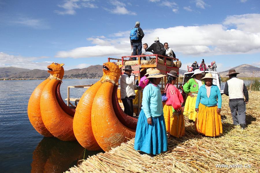 Un bote de pasajeros a Taquile Island, en medio del lago Titicaca. Foto: Xinhua