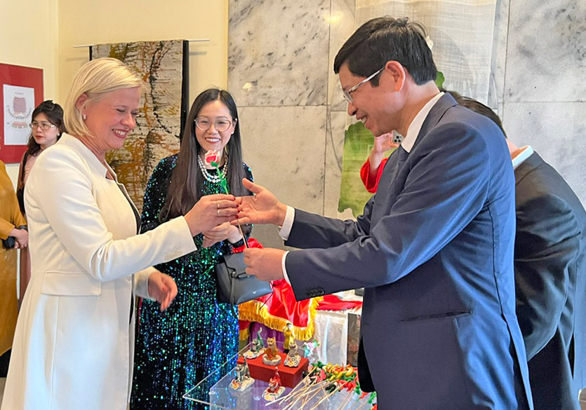 Thu truong Bo VHTTDL Ho An Phong gioi thieu san pham thu cong truyen thong cua Viet Nam toi khach quoc te tham gia trien lam “Sac mau van hoa Viet Nam” tai Warsaw, Ba Lan. Anh: Bo VHTTDL