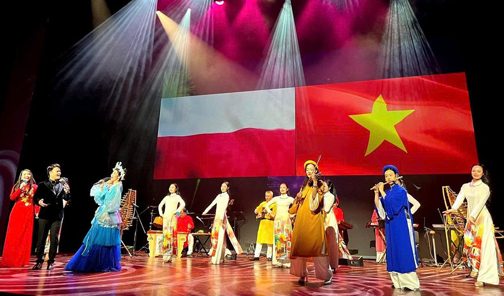 Chuong trinh nghe thuat “Tinh hoa van hoa Viet Nam” duoc dan dung cong phu boi cac nghe si Nha hat Ca, Mua, Nhac Viet Nam.