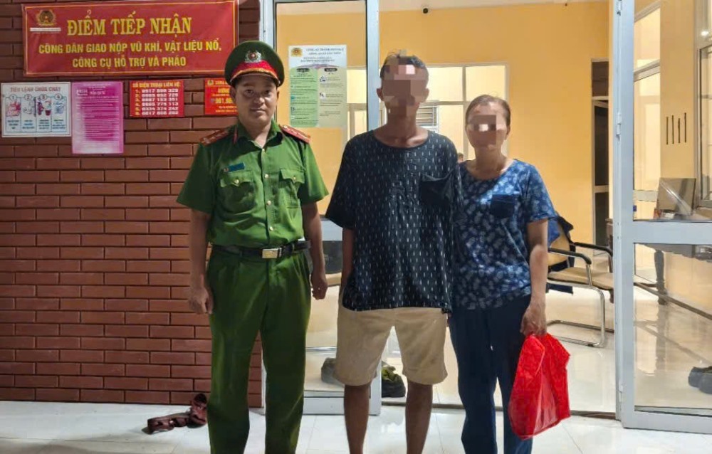 Mr. H.N.H. (middle) who has been missing for many days has now stabilized and is being welcomed home by relatives. Photo: Provided by the police