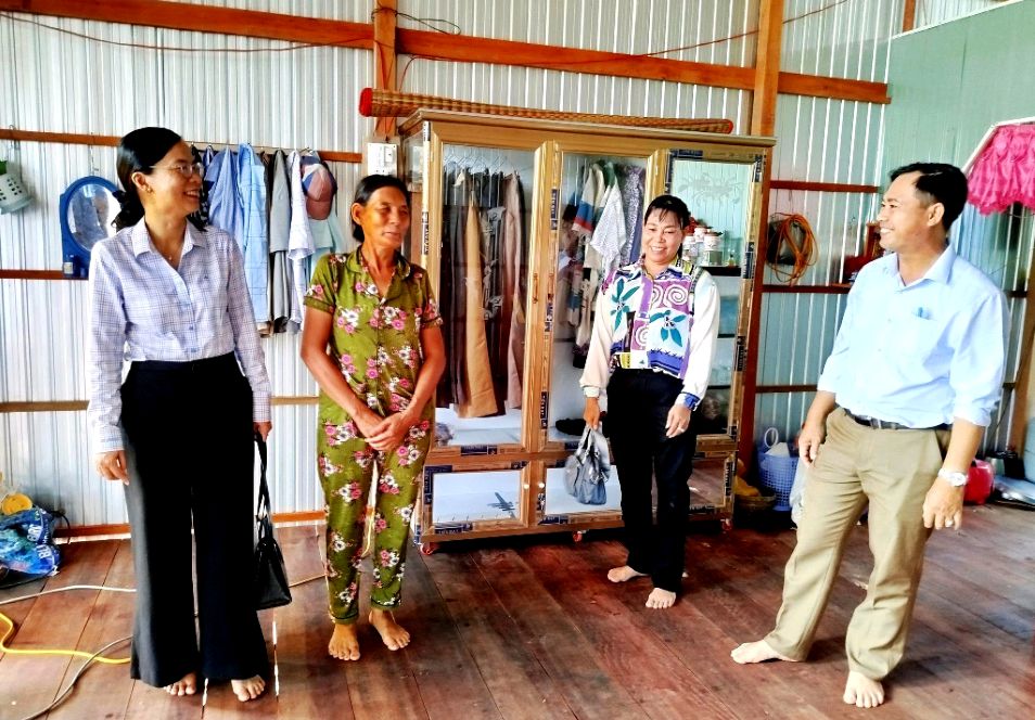 Lanh dao huyen An Phu kiem tra, tham hoi gia dinh don nhan nha trong Chuong trinh Xoa nha tam, nha dot nat. Anh: Cong thong tin tinh An Giang