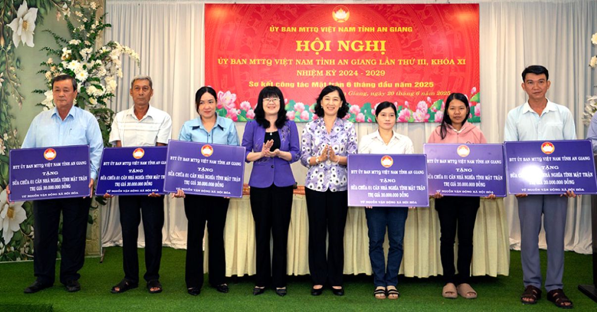 Ban Thuong truc Uy ban Mat tran To quoc Viet Nam tinh An Giang trao kinh phi ho tro sua chua 6 can nha “Nghia tinh Mat tran” cho cac dia phuong. Anh: Cong thong tin tinh An Giang