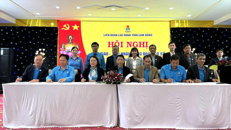 Signing the handover and receipt of 521 grassroots trade unions under the Lam Dong Provincial Labor Federation. Photo: Lam Duc
