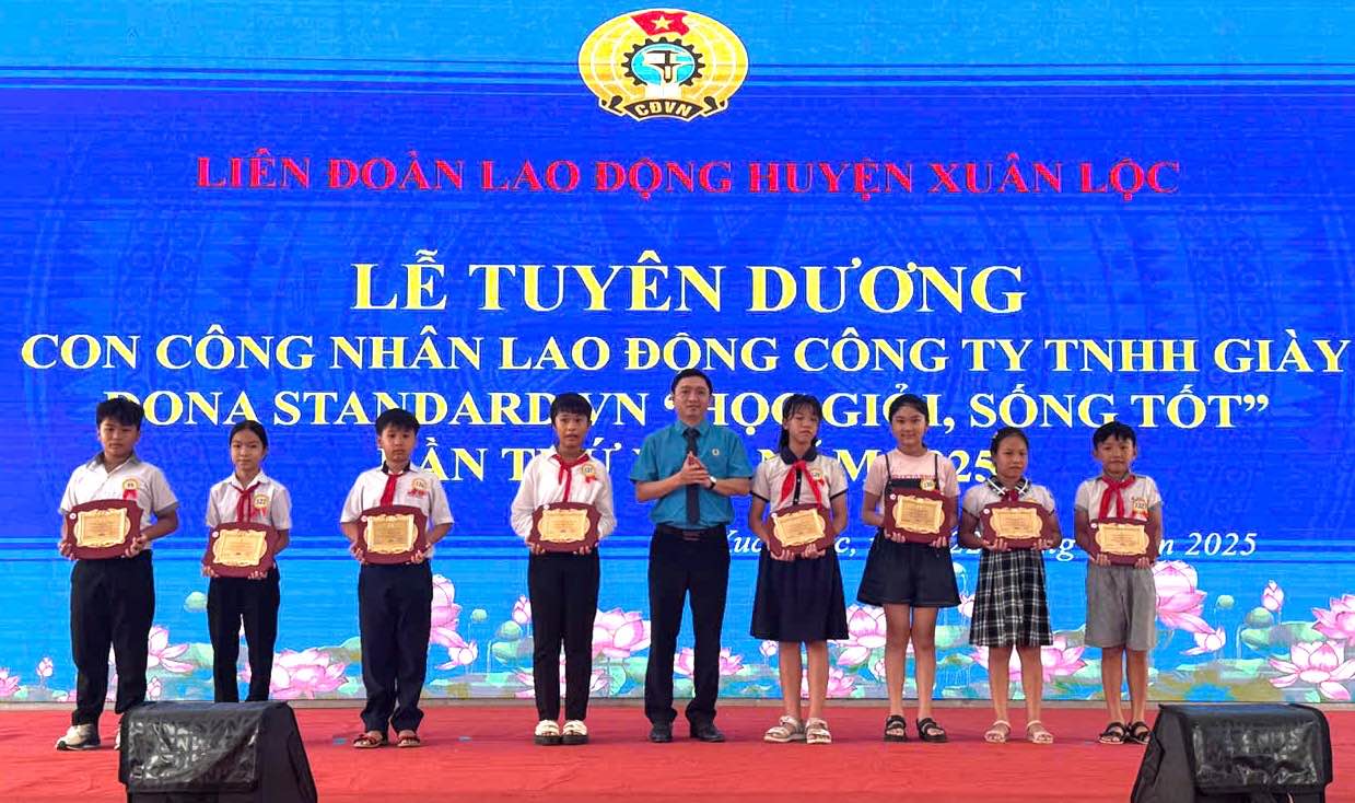 Commending the children of workers of Dona Standard VN Shoes Co., Ltd. for their good education and good living. Photo: Provided by the Union