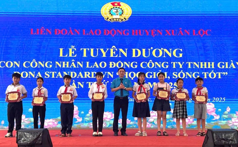 Commending the children of workers of Dona Standard VN Shoes Co., Ltd. for their good education and good living. Photo: Provided by the Union