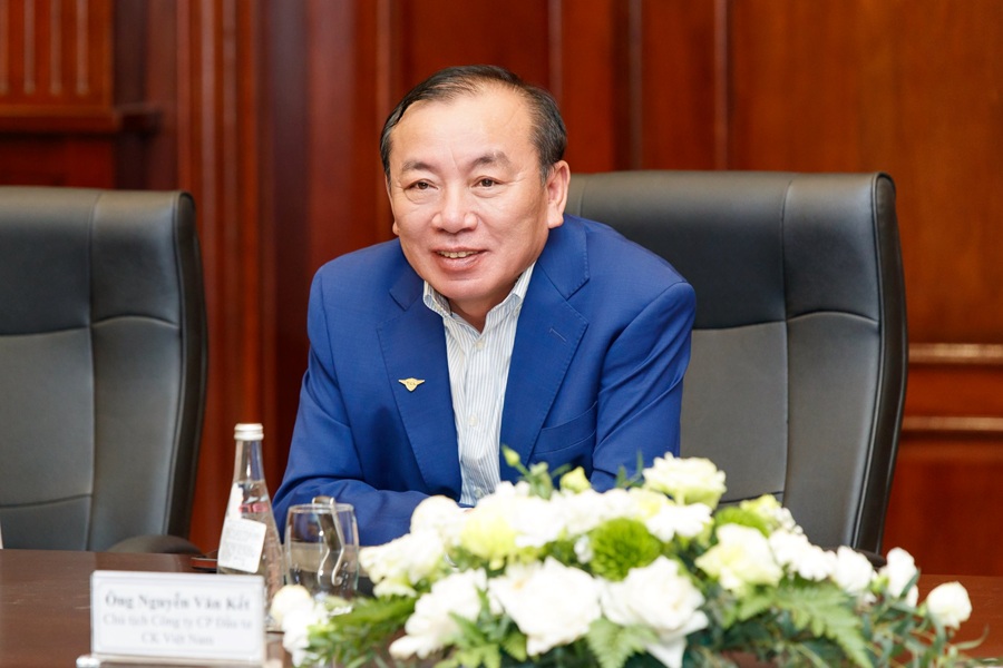 Ong Nguyen Van Ket – Chu tich HDQT CK Viet Nam mong muon gop phan phat trien giao thong xanh tai Nghe An thong qua hop tac voi Xanh SM va V-Green. Anh: