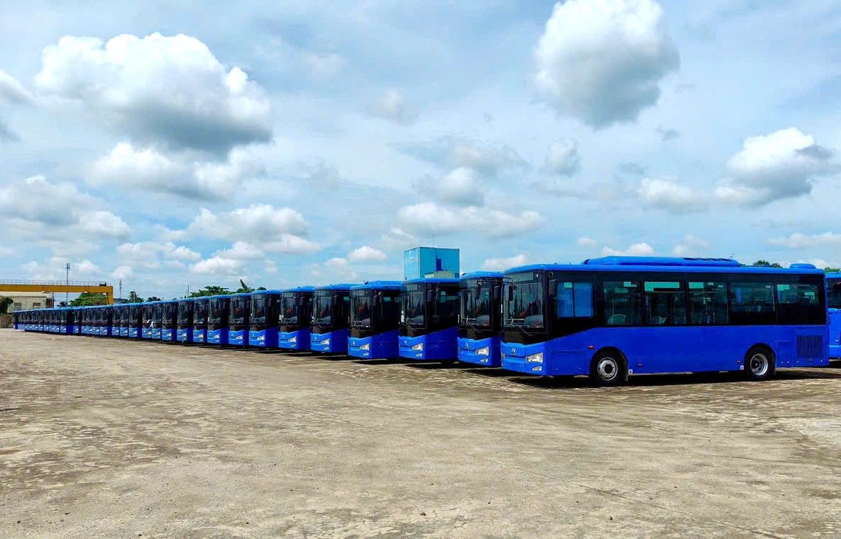 Tong cong 600 phuong tien se duoc dua vao khai thac tren 37 tuyen, trong do co 557 la xe moi san xuat nam 2025. Anh: Minh Quan