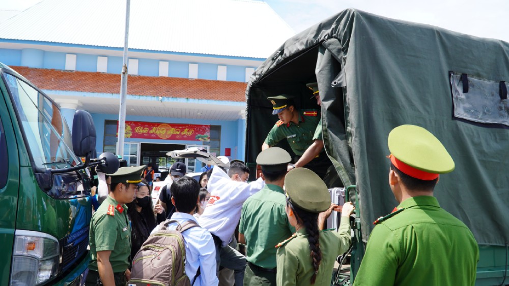 Students on remote islands of Kien Giang were supported by the police force to pick up and drop off during the 2025 high school graduation exam. Photo: Xuan Nhi