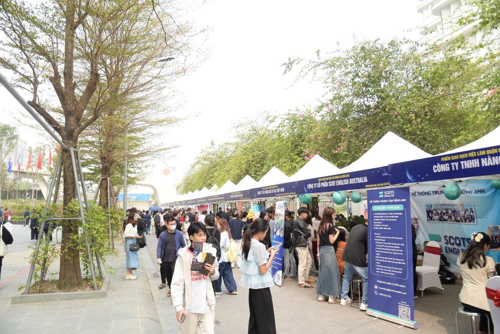 Workers participate in the job fair and recruitment connection organized by the Hanoi Employment Service Center. Photo: Quynh Chi