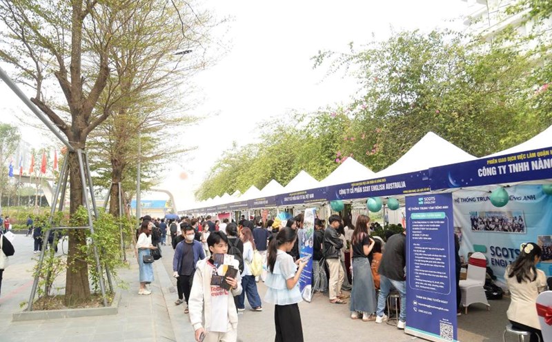 Workers participate in the job fair and recruitment connection organized by the Hanoi Employment Service Center. Photo: Quynh Chi