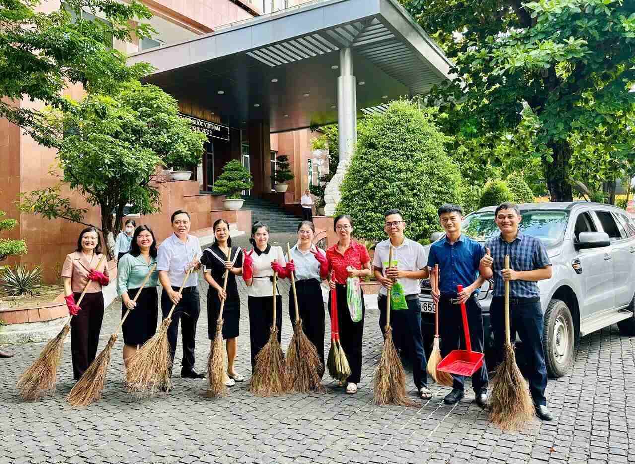 Cuadros, funcionarios publicos y empleados del Banco Estatal de la Region 9 en respuesta al medio ambiente para el medio ambiente. Foto: Xuan Hoa