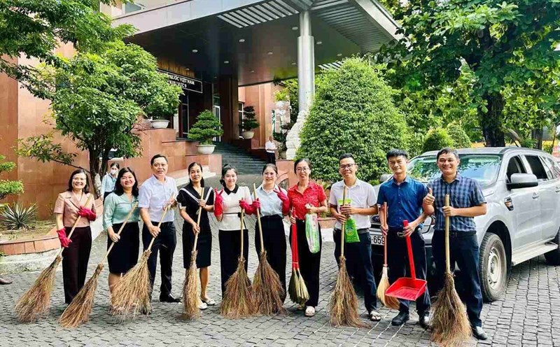 Cadres, civil servants, and employees of the State Bank of Vietnam, Region 9 Branch responded to the Environmental Action Month. Photo: Xuan Hoa
