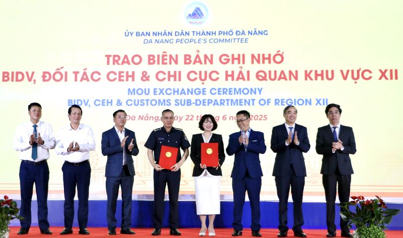Dai dien BIDV va Cong ty TNHH Dich vu Tin hoc CEH cung trao bien ban ghi nho hop tac xay dung he thong giam sat hai quan thong minh voi Chi cuc Hai quan khu vuc 12. Anh BIDV