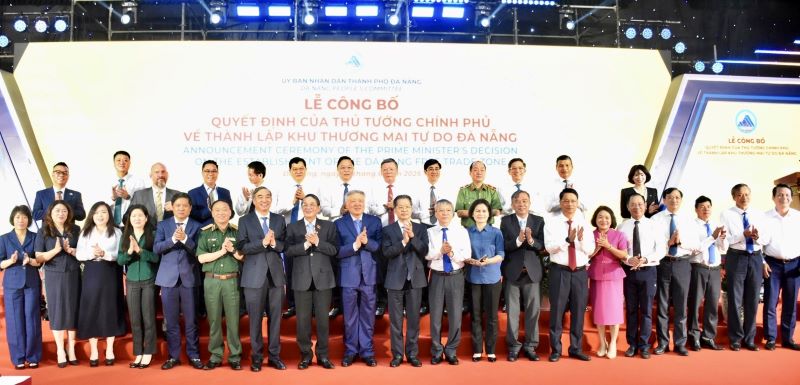 Le cong bo Quyet dinh cua Thu tuong chinh phu ve thanh lap Khu Thuong mai tu do Da Nang. Anh BIDV