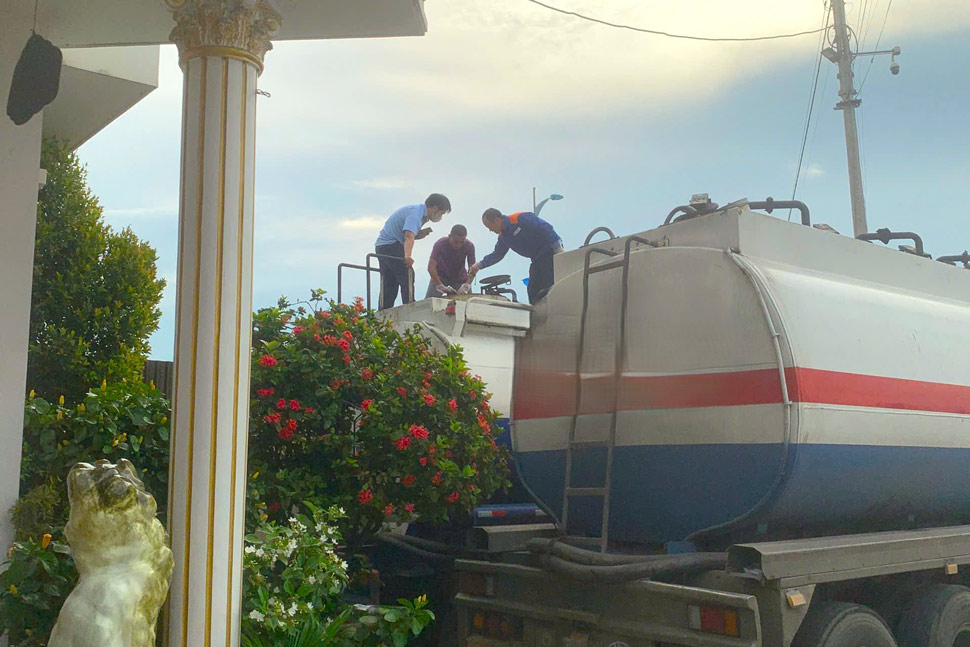 Cơ quan chức năng đang kiểm tra chất lỏng trên 2 xe bồn bị tạm giữ. Ảnh: Chi cục QLTT Bình Định