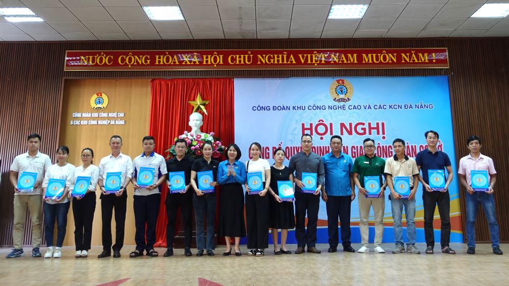 145 sindicatos de base fueron transferidos a la Federacion Laboral de Da Nang. Foto: Tran Thi