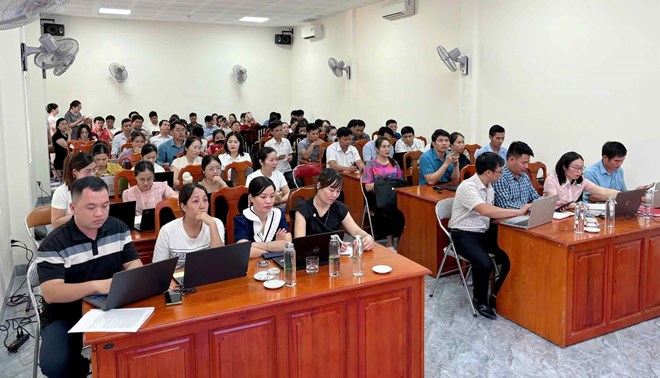 The training course helps staff operate the system after the merger of the Department of Science and Technology of Quang Binh. Photo: Mai Linh
