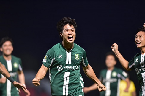Cong Phuong cung cac dong doi duoc cho la se nhan khoan tien thuong len den 10 ty neu gianh chien thang o tran play-off. Anh: VPF